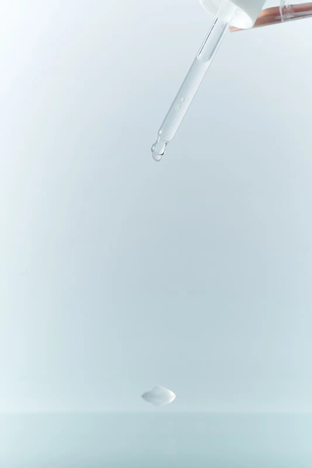 물방울이 맺힌 에익스나인 앰플 드로퍼